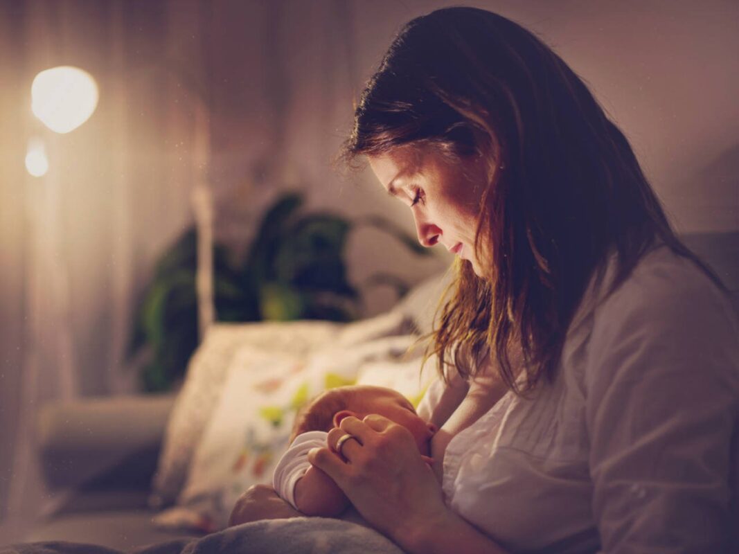 mom-breastfeeding-at-night.jpg
