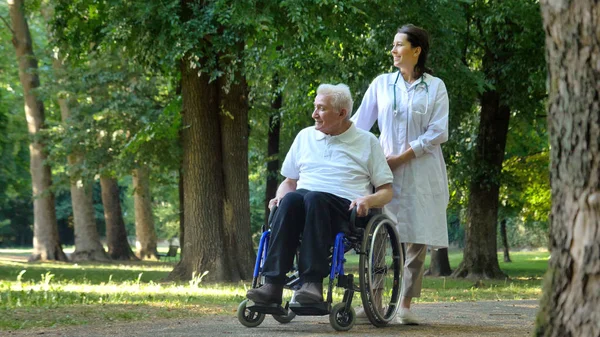 медпрацівниця з дідусем на візку